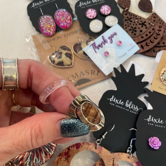 10 pairs earrings new on cards and 2 rings bold large wrapped wooden hoops - Picture 10 of 14